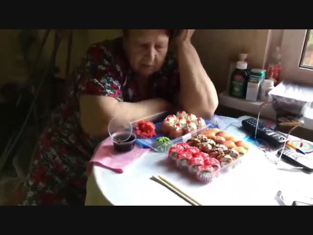 Бабушка впервые пробует суши