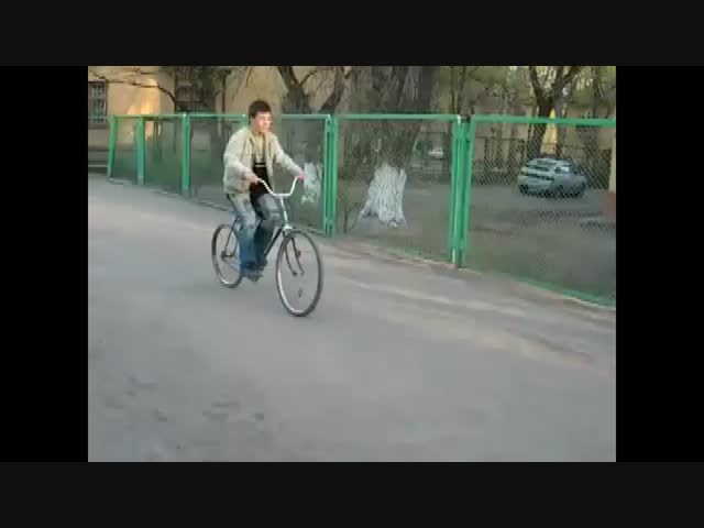 Велосипедист потерял колесо