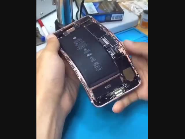 Гениальный китаец восстановил помятый телефон