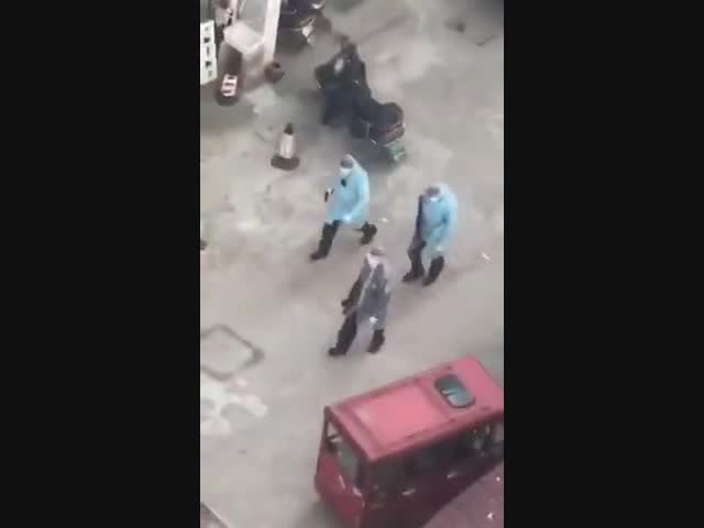 В интернете появляются видео из Уханя, на которых видно каких-то странных вооруженных врачей