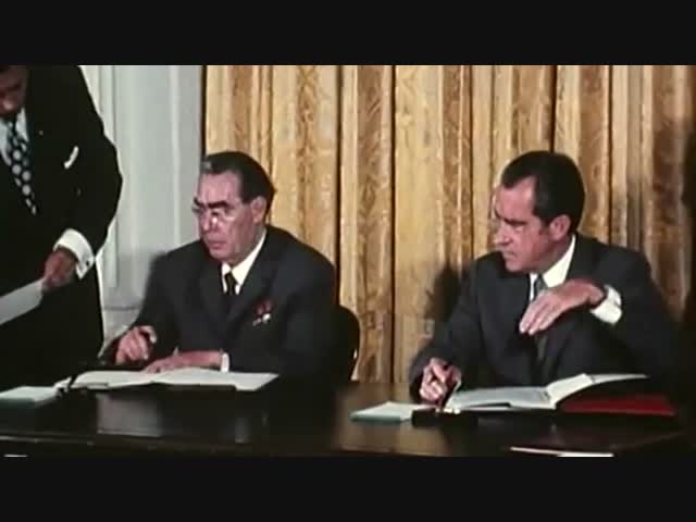 Ричард Никсон и Леонид Брежнев шутят