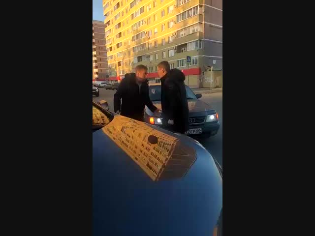 Положил одной левой! Дорожные разборки в Великих Луках.