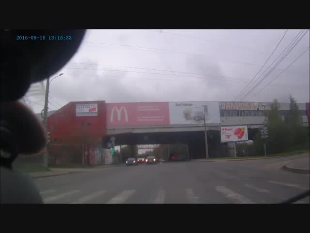 Полицейские преследуют ангела на велосипеде