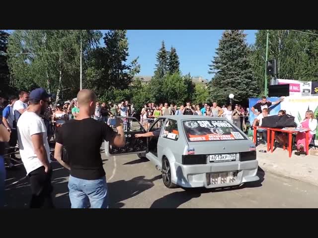 Мощные динамики выдавили стекло в автомобиле