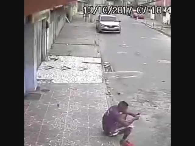 Собака решила, что человек - столбик и описала его