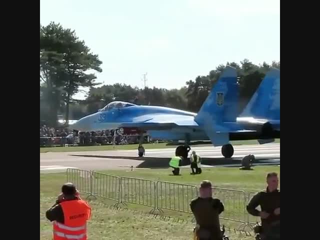 Реактивная струя из сопла СУ-27