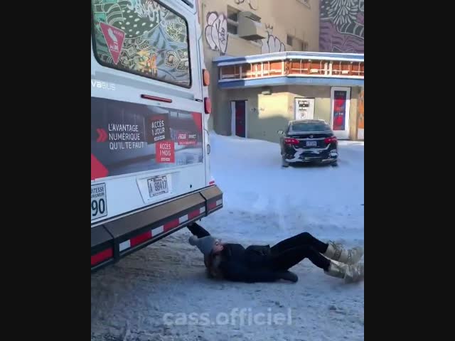 По улице Монреаля девушка прокатилась, прицепившись к автобусу