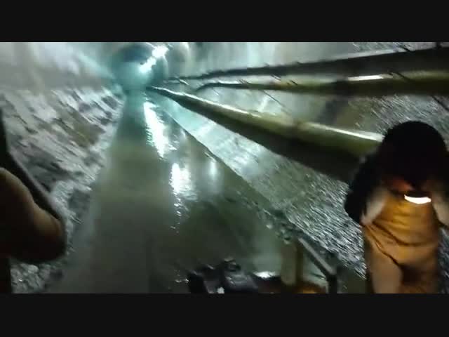 Ударная волна от взрыва проносится по туннелю