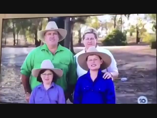 Австралийский мальчик проглотил две мухи