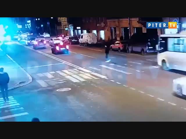 В Петербурге скорая помощь сбила молодого человека, решившего перейти дорогу на запрещающий сигнал светофора
