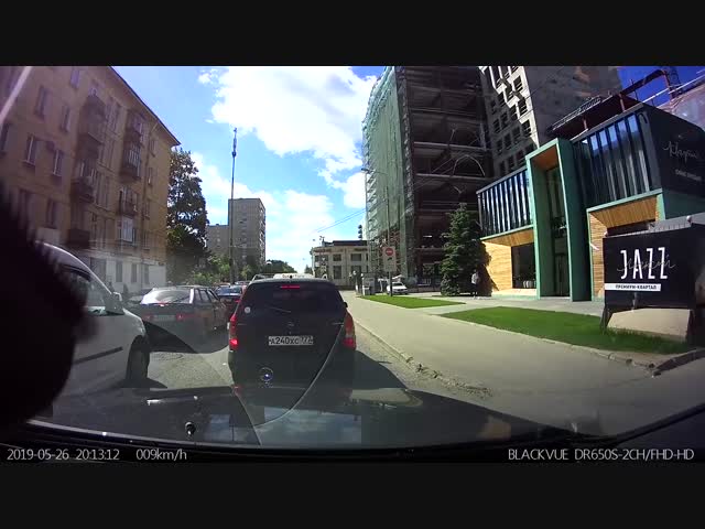 Строительные леса обрушились у метро Марьина Роща в Москве