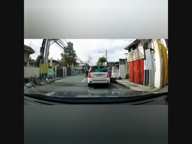 Никогда не забывайте смотреть в зеркала, когда открываете  двери