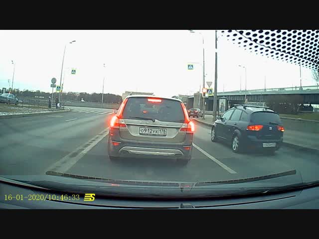 В Петербурге водитель каршеринга не вписался в поворот и устроил ДТП .