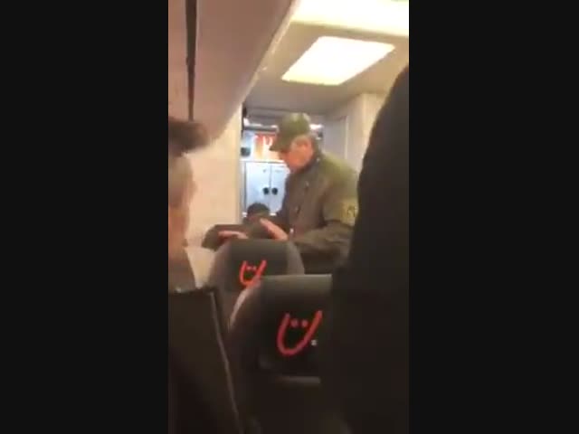 Драка в самолете в аэропорту Львова: одному из пассажиров выбили зубы