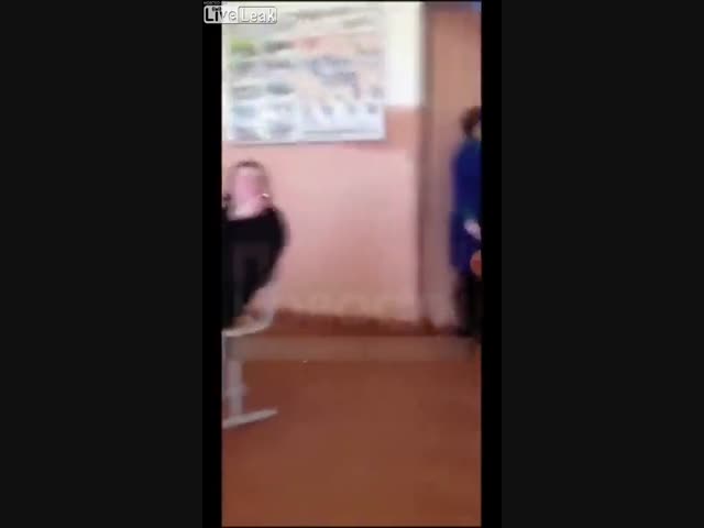 Ученик ударил учительницу