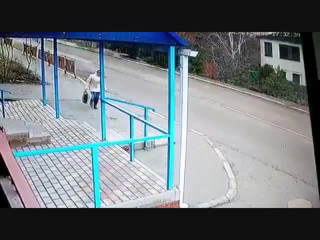 девушка на остановке