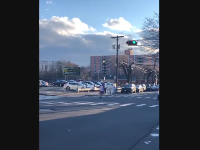 Пациент пытается убежать от врачей