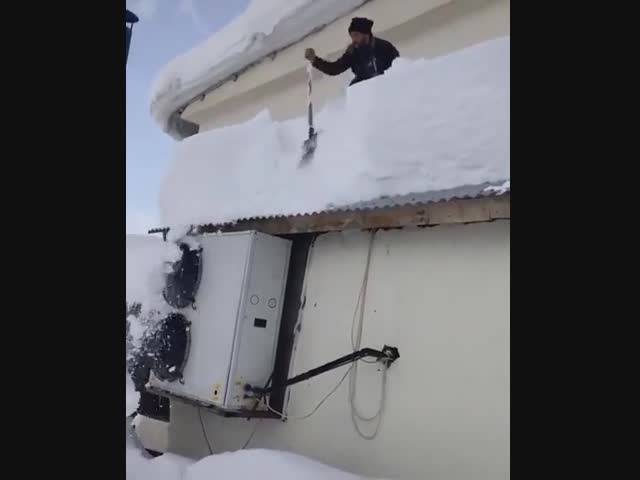Неудачно почистил крышу от снега