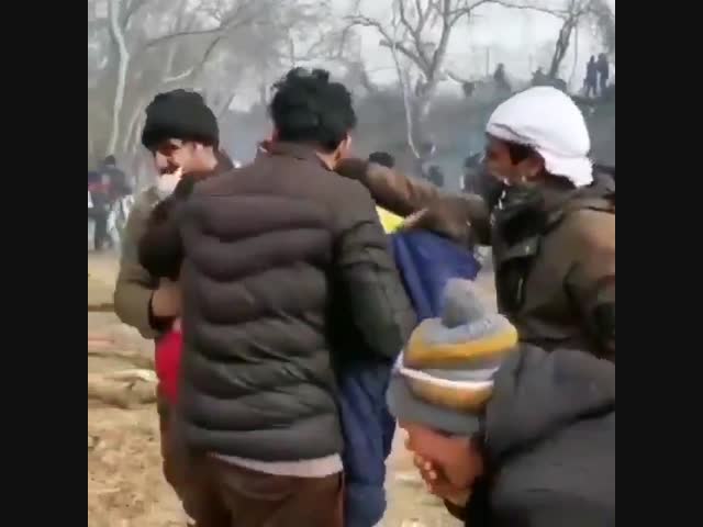 Мигранты на границе Греции держат детей над костром, чтобы заставить их плакать