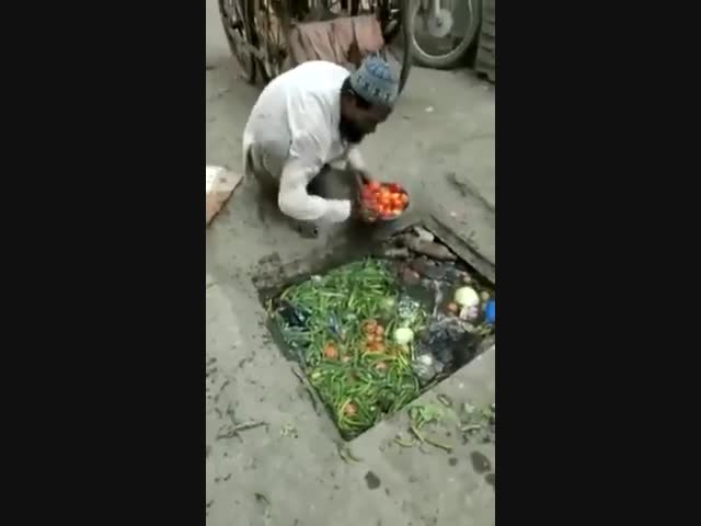 Пакистан: уличный торговец тщательно моет от пыли и грязи овощи перед продажей