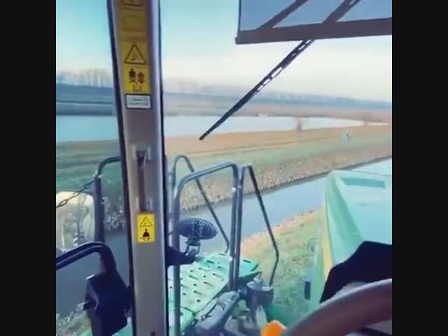 Внутри современного трактора John Deere 8RT