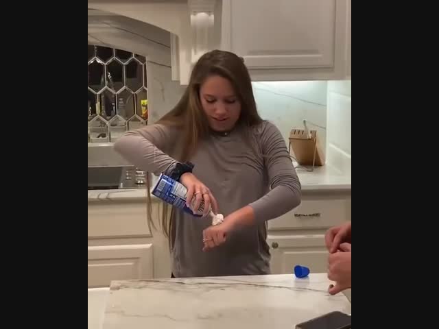 Фокус со взбитыми сливками