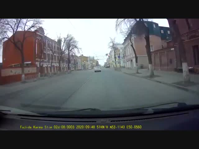 Сколько раз говорить: если горит красный, надо остановиться