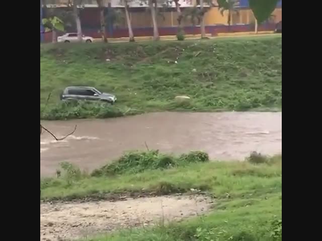 Водитель решил объехать пробку по реке