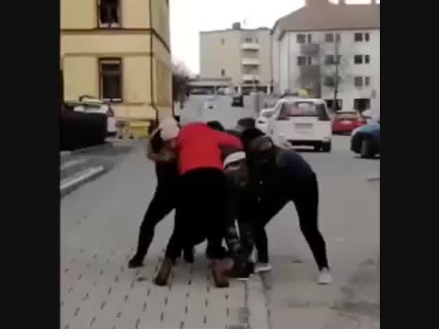 Очень милое видео из Швеции. Три девушки помогли мужчине задержать мигранта до приезда полиции, слаженная работа 