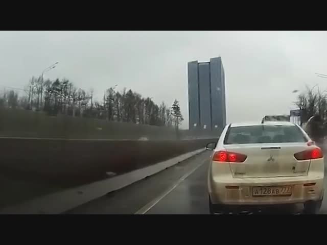 Прилетело в лобовуху