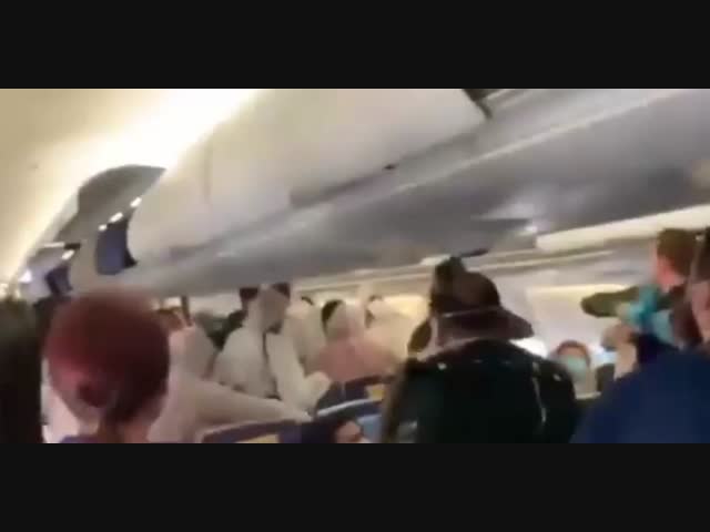 Массовая драка в самолёте за чих