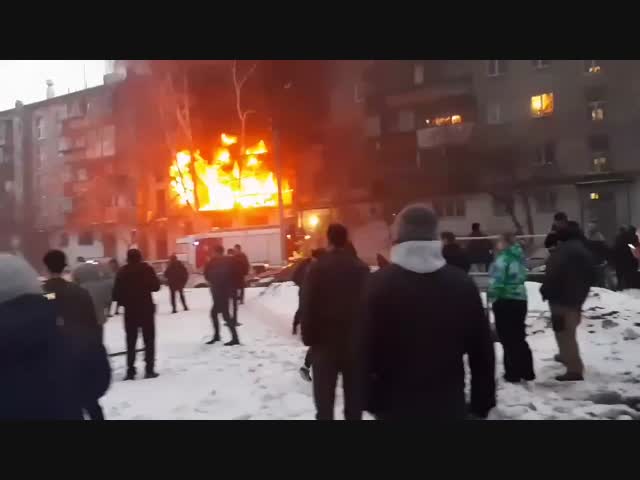 Пожар после взрыва газа в Магнитогорске