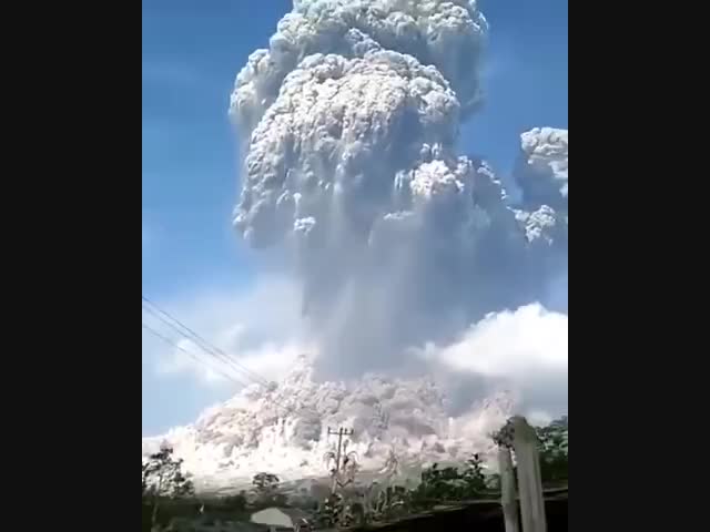 Вулкан на острове Ява выбросил столб пепла высотой пять километров