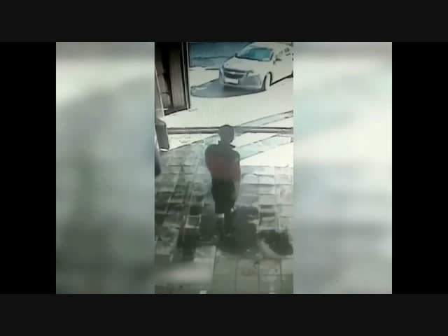 В Иркутске водитель впечатал в стену сотрудника автомойки