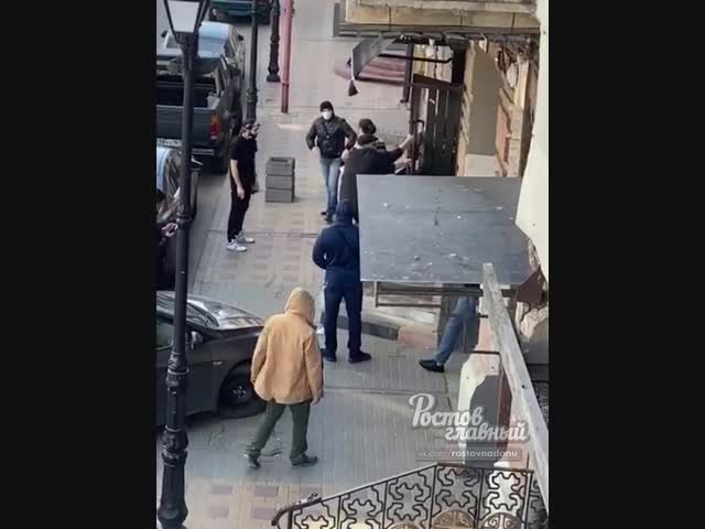 Пока внимание людей отвлечено на коронавирус, в Ростов-на-Дону вернулись лихие 90-е...