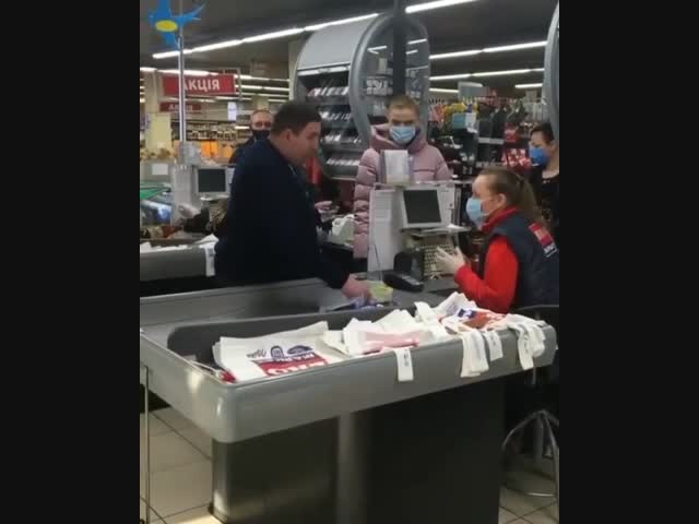 В киевском супермаркете мужик кинул сдачу кассиру в лицо
