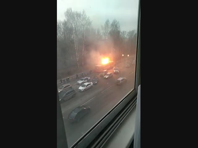 Очевидцы сняли на видео короткое замыкание и пожар в троллейбусе в Твери