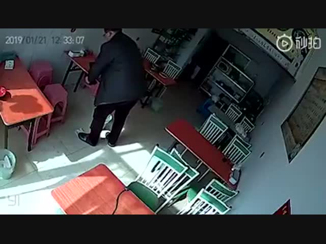 Бык погнался за женщиной