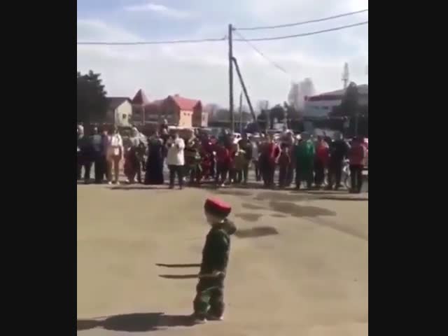Мальчик жонглирует двумя мечами