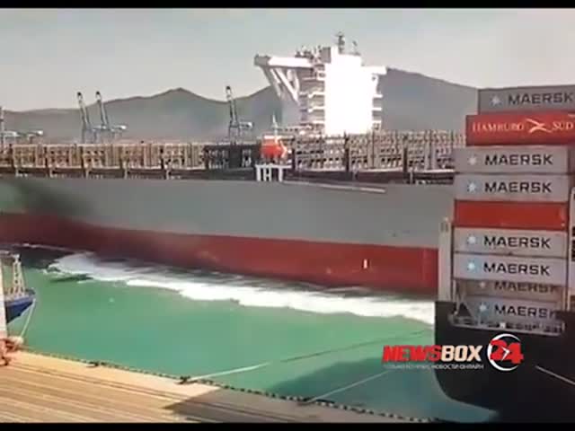 Судно врезалось в кран в порту Пусана из-за превышения скорости