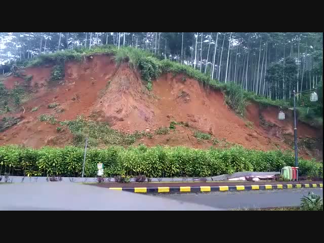 Скутерист чуть не погиб во время оползня в Индонезии