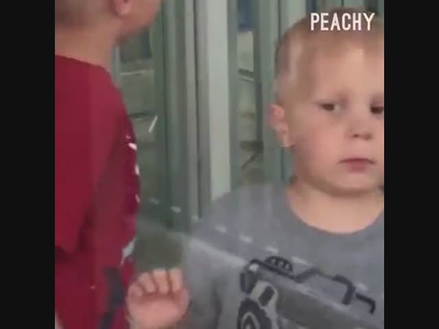 Глупые родители издеваются над детьми