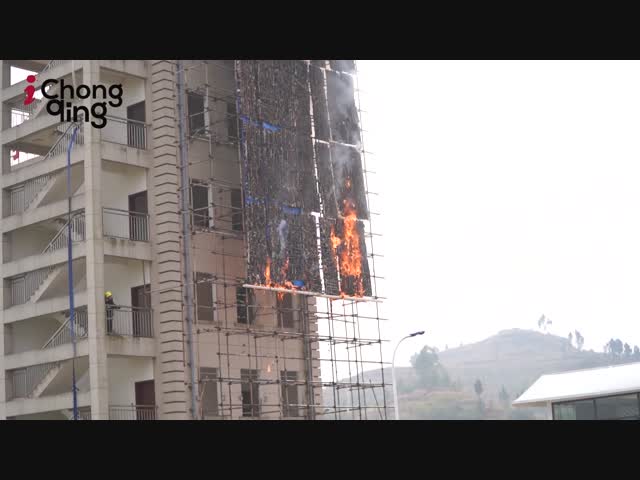 Китайцы учатся тушить горящее высотное здание с помощью дронов