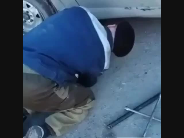 Ставь нормально домкрат...! Мат!!!