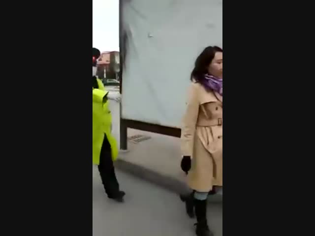 В Киргизии полицейские остановили девушку, нарушившую режим карантина