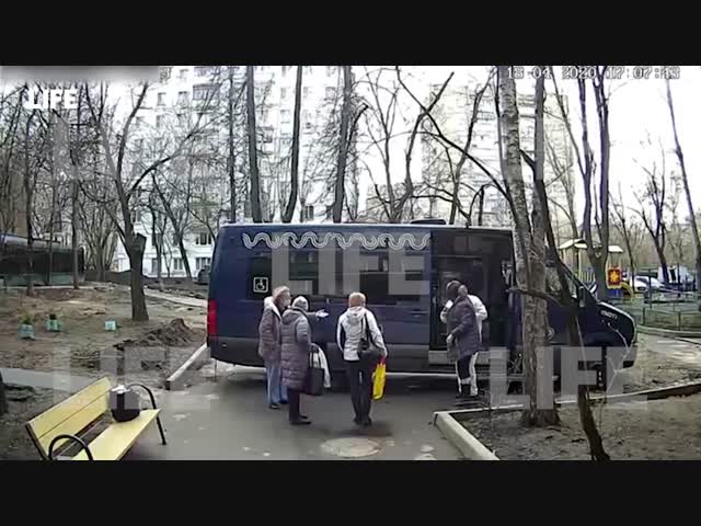 Госпитализированную москвичку бросили умирать возле подъезда