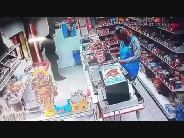 На Кубани грабителю пришлось спасаться бегством от продавщицы