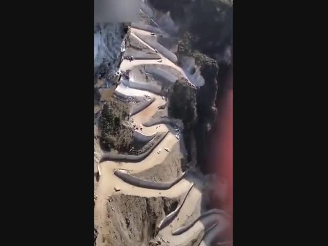 Невероятная горная дорога в Перу
