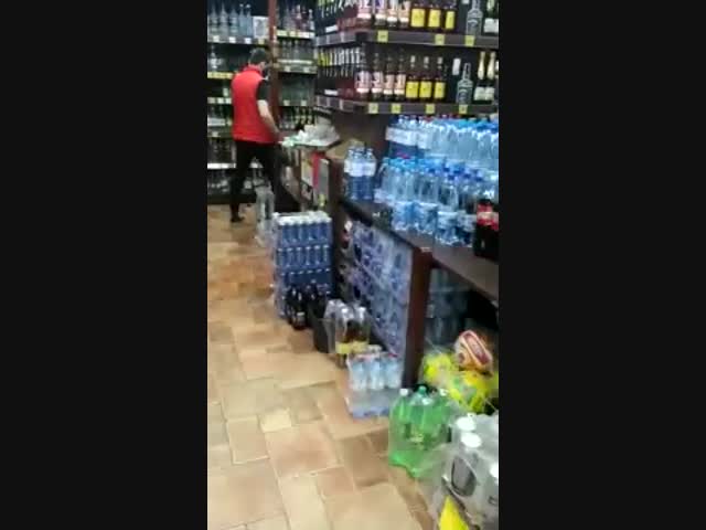 Посетитель разбивает алкоголь в Красное&Белое