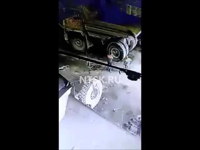 На заводе рабочего насмерть придавило колесом от БелАЗа